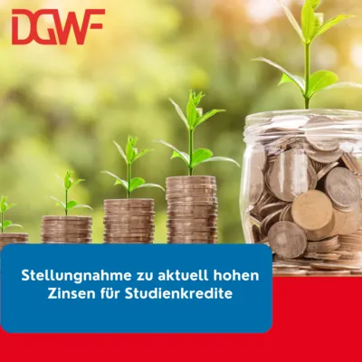 Kleine Pflanzen wachsen aus Münzstabeln
